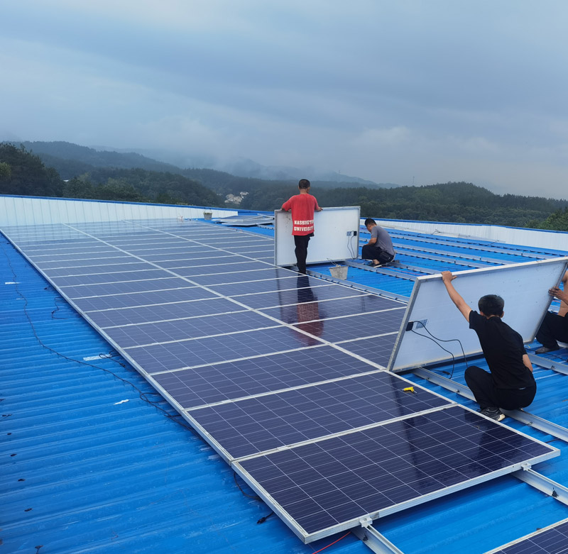 Proyecto fotovoltaico sobre cubierta minirraíl de 3,3 MW de fácil instalación